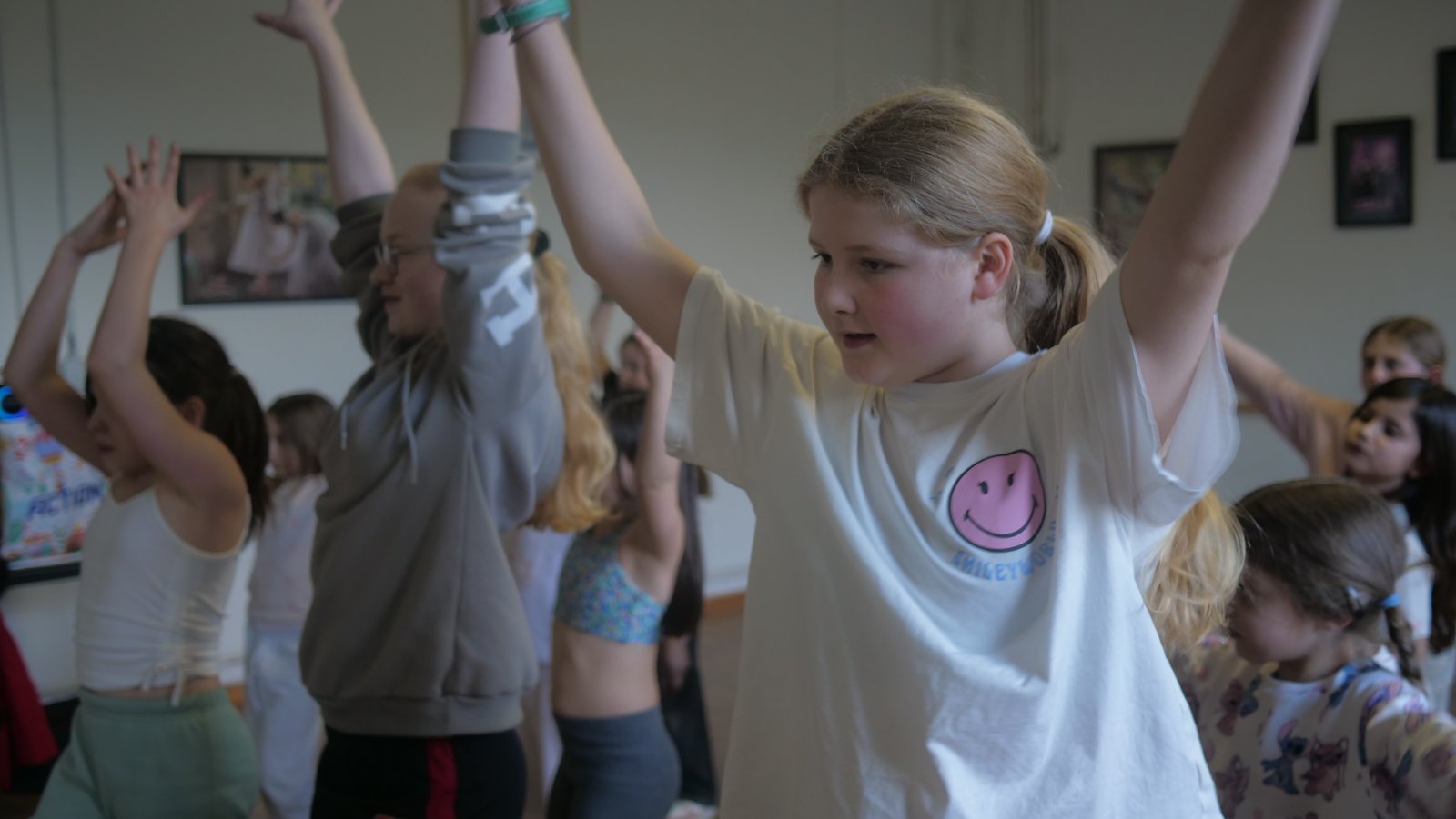 Enfants en pleine chorégraphie cheerleading