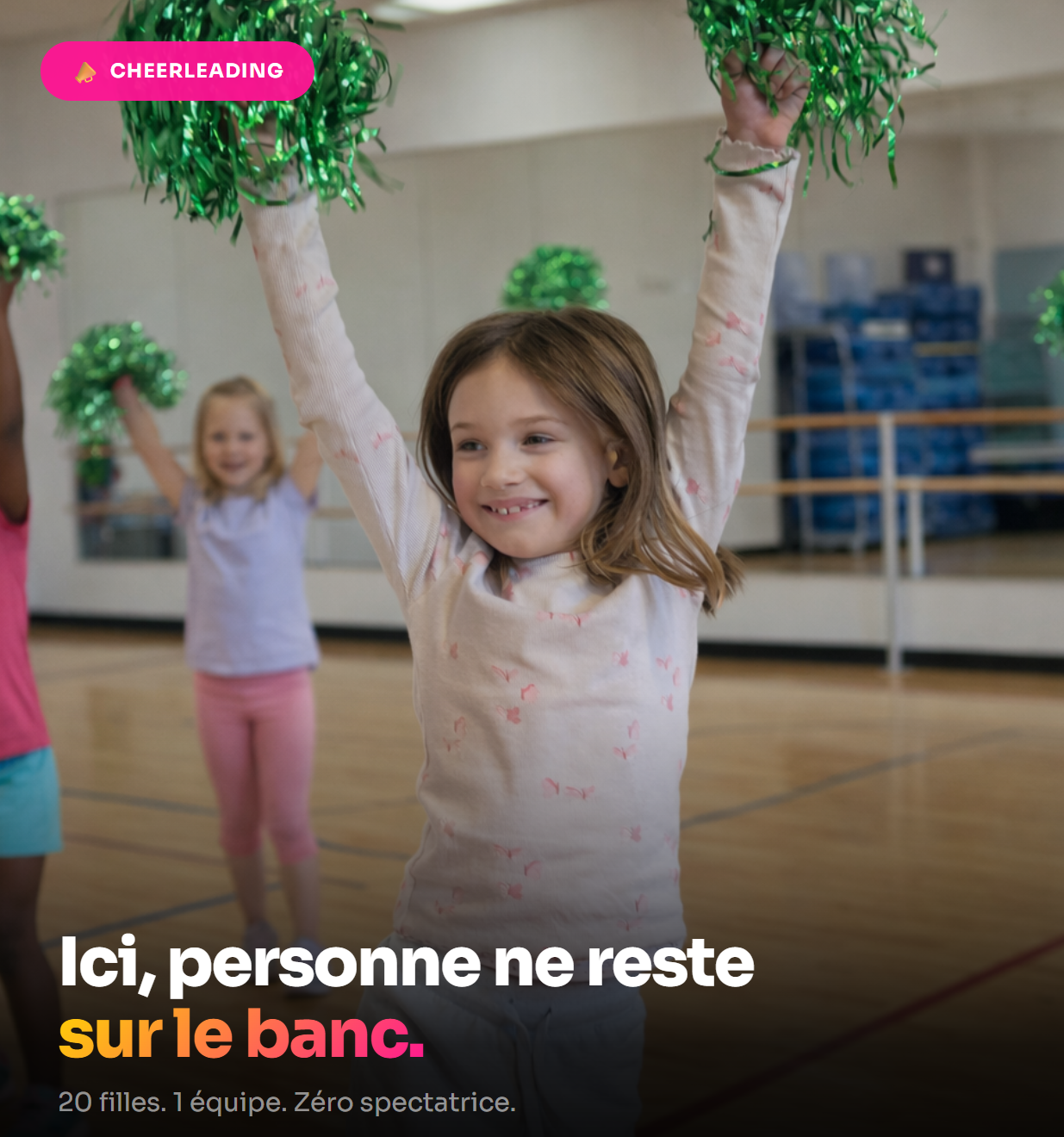 Groupe de cheerleaders avec pompons en l'air